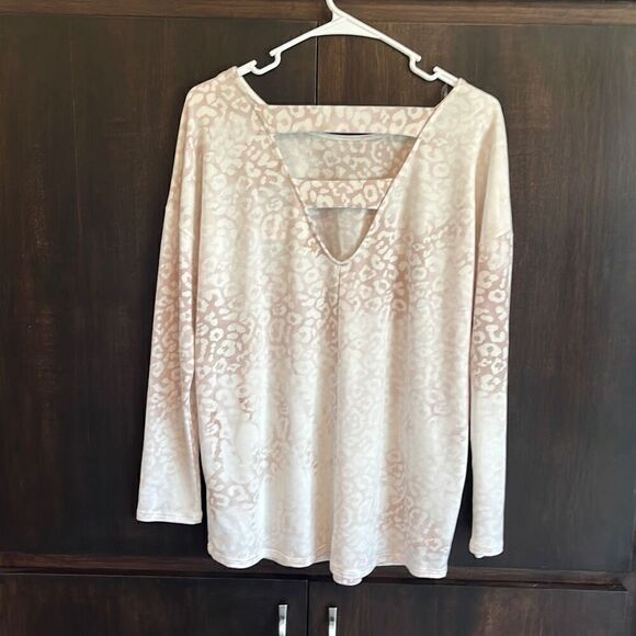 NWT First Love Boutique Leopard Print Top Small - Picture 2 of 5
